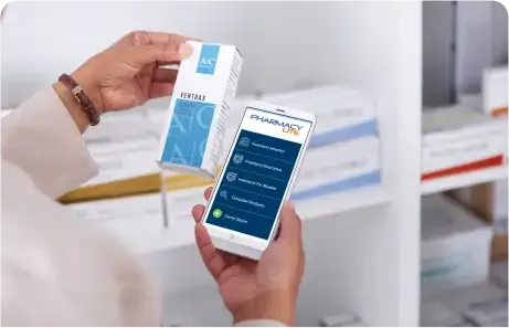 Persona escaneando un medicamento con una aplicación móvil de punto de venta para farmacia en un anaquel