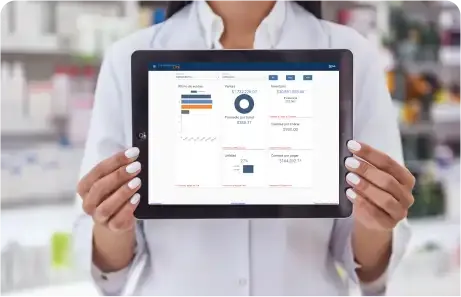 Farmacéutica mostrando una tableta digital con métricas del punto de venta para farmacia